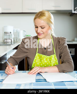 Femme heureuse avec du papier de cuisine à la maison Banque D'Images