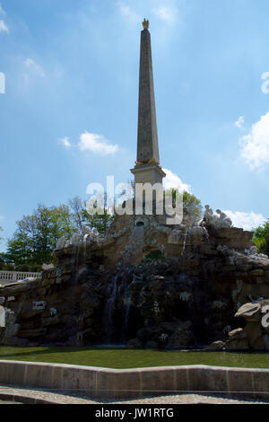 Vienne, AUTRICHE - avril 30th, 2017 : voir l'Obélisque d'Obeliskbrunnen Fontaine, dans le parc du palais de Schonbrunn Banque D'Images