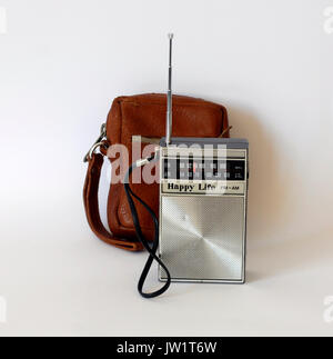 Vintage Transistor Radio vie heureuse à l'état solide, faite à Singapour. Avec une couverture en cuir fabriqué en Espagne Banque D'Images