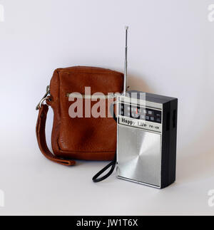 Vintage Transistor Radio vie heureuse à l'état solide, faite à Singapour. Avec une couverture en cuir fabriqué en Espagne Banque D'Images