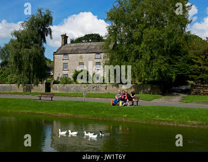 Duck Pond dans le village de Hartington, parc national de Peak, Derbyshire, Angleterre, Royaume-Uni Banque D'Images