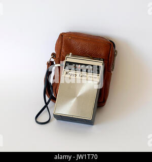 Vintage Transistor Radio vie heureuse à l'état solide, faite à Singapour. Avec une couverture en cuir fabriqué en Espagne Banque D'Images
