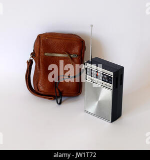 Vintage Transistor Radio vie heureuse à l'état solide, faite à Singapour. Avec une couverture en cuir fabriqué en Espagne Banque D'Images