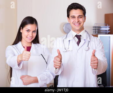 Portrait de deux médecins européens smiling in clinic Banque D'Images