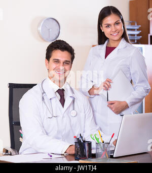 Portrait de deux médecins professionnels caucasiens smiling in clinic Banque D'Images