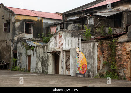 George Town Penang célèbre pour son art de rue colorée une fille navite en costume traditionnel ornant le mur d'un ancien magasin dans le domaine de l'UNESCO. Banque D'Images