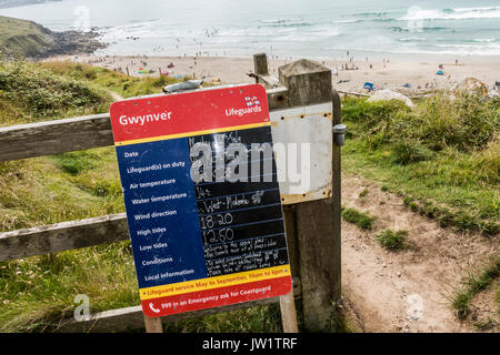 Lifeguard notice board avec détails de marées, la température, etc., à Gwynver Beach, près de Penzance, Cornwall, England, UK. Banque D'Images