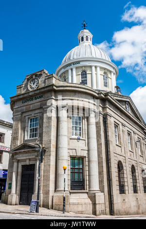 Historique Le Grade 1 énumérés Market House (occupé par la Banque LLoyds), Juif Marché Street dans le centre de Penzance, Cornwall, England, UK. Banque D'Images