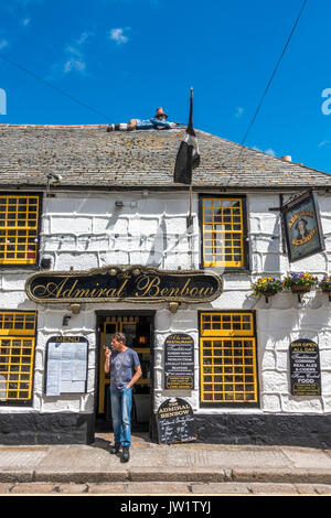 Homme ayant un fumer à l'extérieur de l'Admiral Benbow pub à Penzance, Cornwall, England, UK. Banque D'Images