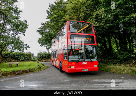 Red no. 46 en bus à double étage B-3660, près de Okehampton, Devon, Angleterre, Royaume-Uni. Banque D'Images