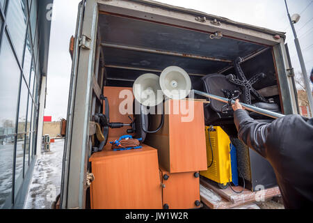 Vue arrière de l'homme chargement camion avec effets personnels pendant un déménagement Banque D'Images