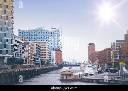 Les bâtiments modernes sur le bord de mer en Hafencity de Hambourg, Allemagne Banque D'Images