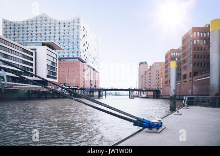 Les bâtiments modernes sur le bord de mer en Hafencity de Hambourg, Allemagne Banque D'Images