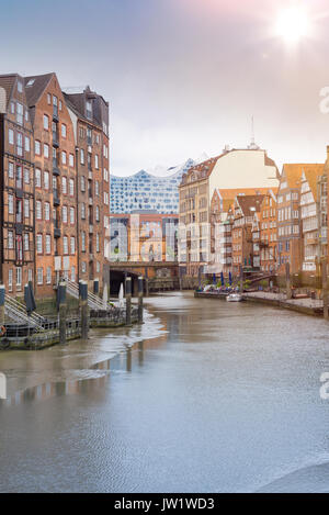 Bâtiments historiques des deux côtés de canal Nikolaifleet à Hambourg (Allemagne) avec salle de concert Elbphilharmonie en contexte en vertu de l'été bleu ciel Banque D'Images