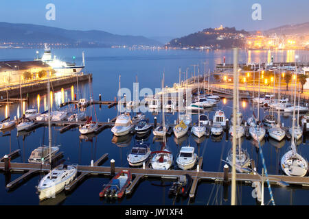 Seascape du port de Vigo avec le coucher du soleil ant les bateaux et yachts et de réflexion dans l'eau Banque D'Images