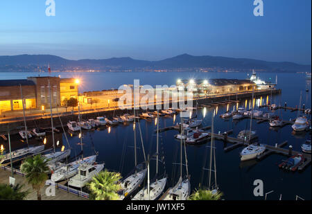 Seascape du port de Vigo avec le coucher du soleil ant les bateaux et yachts et de réflexion dans l'eau Banque D'Images