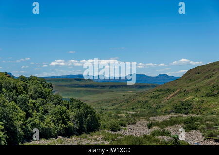 Cours d'une rivière à sec de Thukela cascade dans la montagne du Drakensberg, Afrique du Sud Banque D'Images