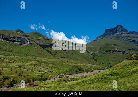 Cours d'une rivière à sec de Thukela cascade dans la montagne du Drakensberg, Afrique du Sud Banque D'Images