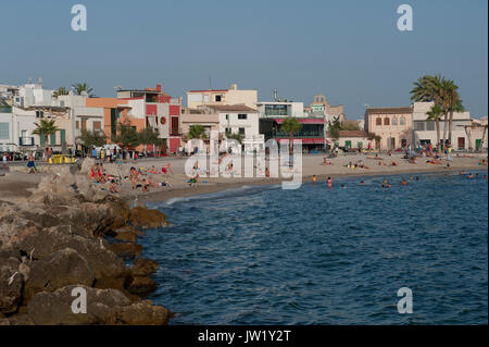 Les personnes bénéficiant de l'eau et de plage près de Portixol, Mallorca, Espagne Banque D'Images