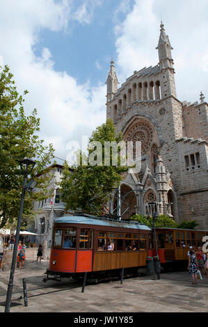 Le tramway en bois de Puerto Soller, situé à l'extérieur de l'Església de Sant Bartomeu, Plaza Constitución, Soller, Majorque Banque D'Images