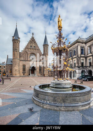 Pays Bas, Hollande-du-Sud, La Haye (Den Haag), vue de Binnenhof avec fontaine gothique doré et de la Ridderzaal (salle des Chevaliers) Banque D'Images