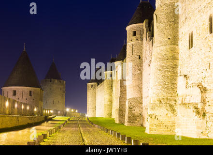 Cité médiévale fortifiée dans la nuit. Carcassonne, France Banque D'Images