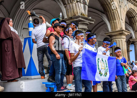 Antigua, Guatemala - 14 septembre 2015 : les habitants de la flamme de lumière et de poser pour des photos avec drapeau guatémaltèque lors de commémorations de l'indépendance du Guatemala Banque D'Images