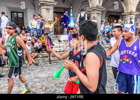 Antigua, Guatemala - 14 septembre 2015 : les sections locales s'exécuter avec des torches allumées et blow des sifflets et cornes lors de commémorations de l'indépendance du Guatemala Banque D'Images