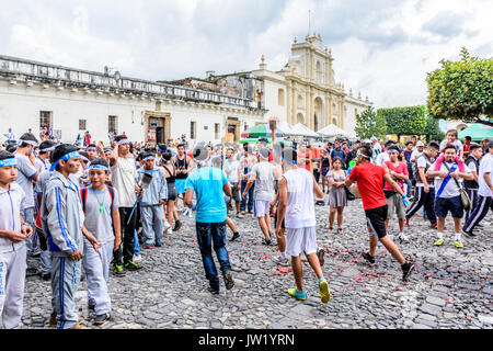 Antigua, Guatemala - 14 septembre 2015 : les sections locales s'exécuter avec des torches allumées en face de cathédrale lors de la fête de l'indépendance du Guatemala Banque D'Images