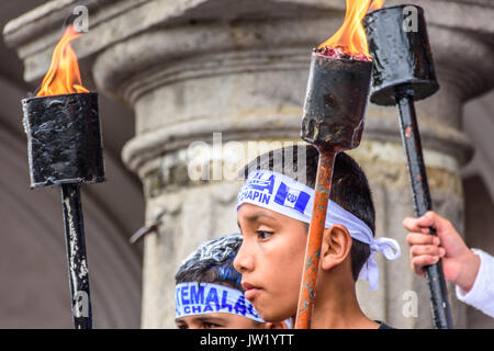 Antigua, Guatemala - 14 septembre 2015 : les garçons patriotiques tenir allumé des torches à l'extérieur de l'hôtel de ville pendant les célébrations du jour de l'indépendance du Guatemala Banque D'Images