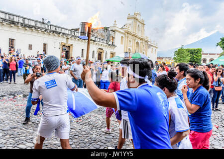 Antigua, Guatemala - 14 septembre 2015 : les sections locales s'exécuter avec flambeau allumé en face de cathédrale lors de la fête de l'indépendance du Guatemala Banque D'Images