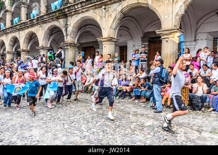 Antigua, Guatemala - 14 septembre 2015 : les sections locales gérées par l'hôtel de ville avec des torches allumées pendant les célébrations du jour de l'indépendance du Guatemala Banque D'Images