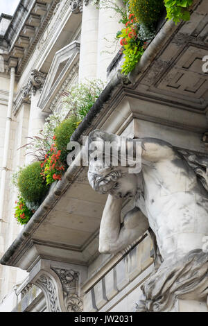 Statues de marbre soutenant un balcon sur la façade de l'Hôtel de Ville, Tours, France Banque D'Images