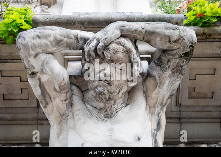 Statues de marbre soutenant un balcon sur la façade de l'Hôtel de Ville, Tours, France Banque D'Images