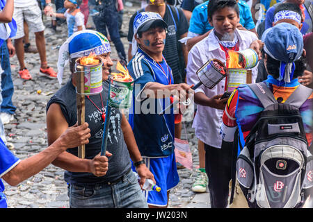 Antigua, Guatemala - 14 septembre 2015 : les habitants des torches de lumière avant l'exécution dans les rues avec eux au cours de la fête de l'indépendance du Guatemala Banque D'Images