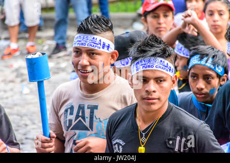 Antigua, Guatemala - 14 septembre 2015 : les habitants portent des torches pendant le jour de l'indépendance du Guatemala Banque D'Images