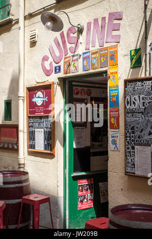 Cuisine restaurant dans la vieille ville de Collioure, Espagne. Banque D'Images