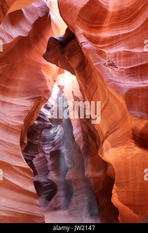 Les rayons de lumière qui illumine la grotte de grès rouge dans la partie supérieure de la fente d'Antelope Canyon, Page, Arizona, USA. Navajo Land. Amazing nature fond bon pour w Banque D'Images