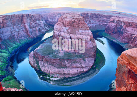 Virage spectaculaire de la rivière Colorado au Horseshoe Bend près de la ville de Page, Arizona, USA. Photo prise peu après le coucher du soleil avec un fisheye l Banque D'Images