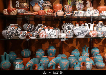 Étagères avec la main par tribu navajo amérindien de souvenirs au poste de traite historique. Native American Craft et la culture historique. Grand Canyon, Banque D'Images