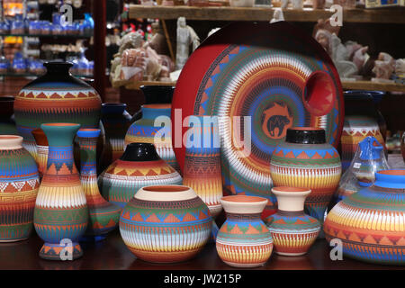 Étagères avec la main par des souvenirs à poste de traite historique. Native American Craft et la culture historique. Poterie Navajo etched. Gra Banque D'Images