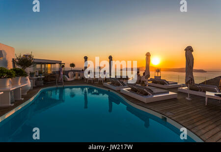 Avis de l'Hôtel à Imerovigli dans la soirée, un village près de Fira sur l'île grecque de Santorin, appelé 'le balcon de la mer Égée" pour son coucher du soleil Banque D'Images