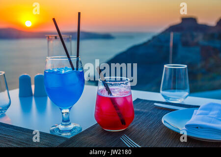 Des cocktails colorés, Imerovigli dans la soirée, un village près de Fira sur l'île grecque de Santorin appelée 'le balcon de la mer Égée" pour son coucher du soleil Banque D'Images