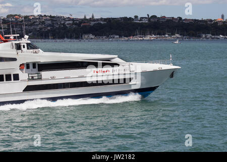 Monuhull Waiheke Auckland à Fullers Jet ferry Raider dans le port d'Auckland Banque D'Images