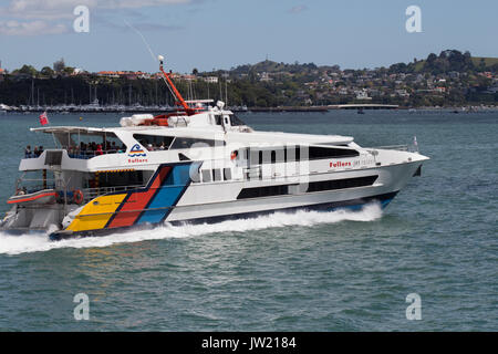 Monuhull Waiheke Auckland à Fullers Jet ferry Raider dans le port d'Auckland Banque D'Images