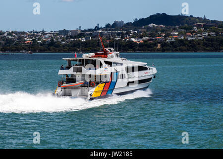 Monuhull Waiheke Auckland à Fullers Jet ferry Raider dans le port d'Auckland Banque D'Images