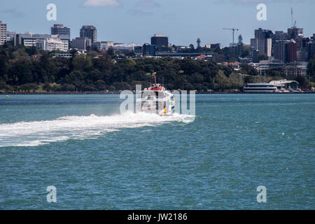 Monuhull Waiheke Auckland à Fullers Jet ferry Raider dans le port d'Auckland Banque D'Images