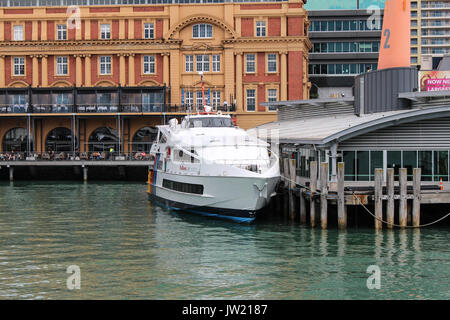 Monuhull Waiheke Auckland à Fullers Jet ferry Raider dans le port d'Auckland Banque D'Images