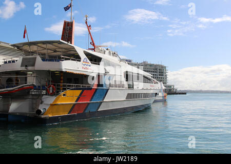 Monuhull Waiheke Auckland à Fullers Jet ferry Raider dans le port d'Auckland Banque D'Images