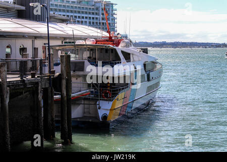 Monuhull Waiheke Auckland à Fullers Jet ferry Raider dans le port d'Auckland Banque D'Images